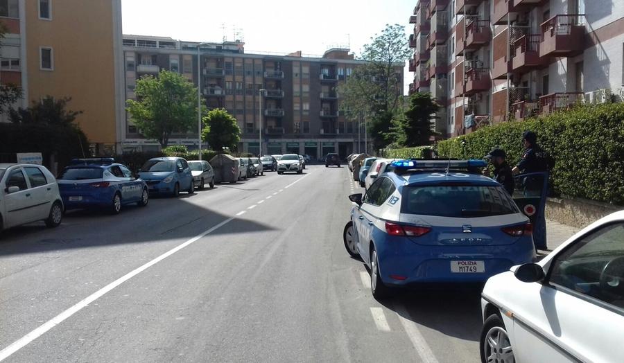 Sul balcone con due coltelli