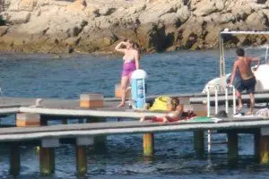 Porto Rotondo, Barbara Berlusconi e Giorgio Valaguzza sul pontile di Villa Certosa (foto La Presse)