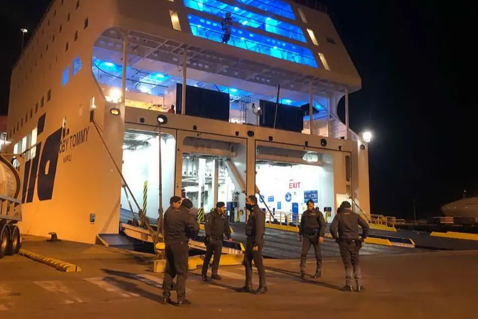 La nave bloccata a Cagliari prima della partenza (foto Matteo Vercelli)