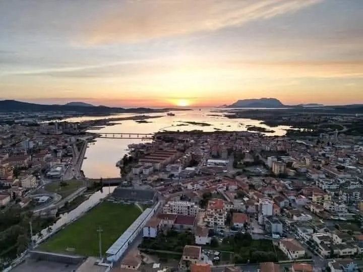 Olbia vista in prospettiva dallo stadio all’alba e con apertura sul porto (Carlo Pirovano)