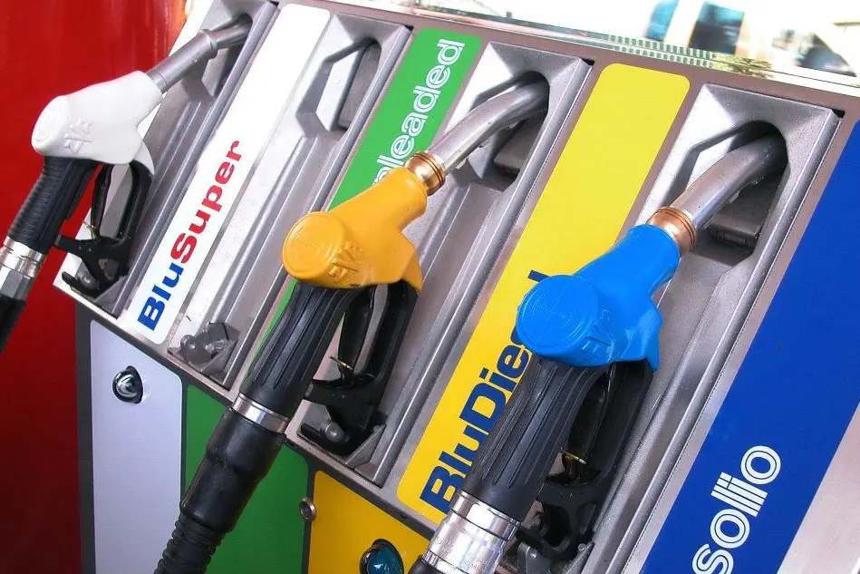 Prezzi dei carburanti finalmente in discesa