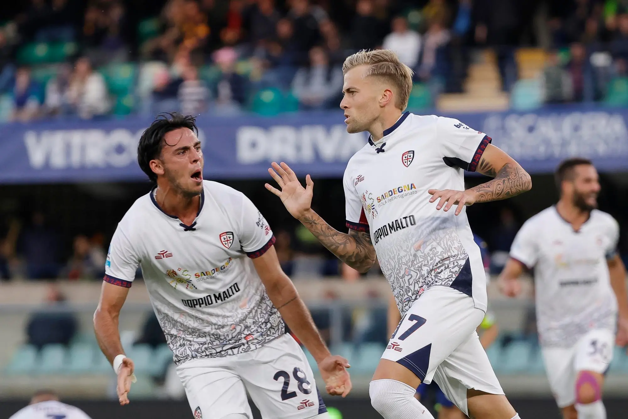 Gabriele Zappa e Mattia Felici in campo al Bentegodi contro il Verona (Foto Ansa)