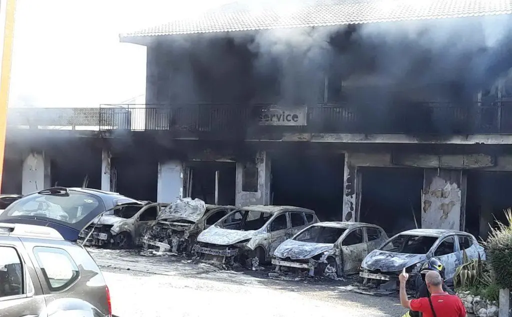 Un incendio distrugge un'officina e una casa a Isili