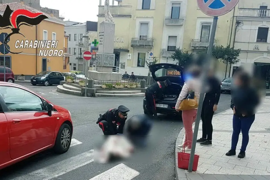 La donna investita (foto Cc Nuoro)
