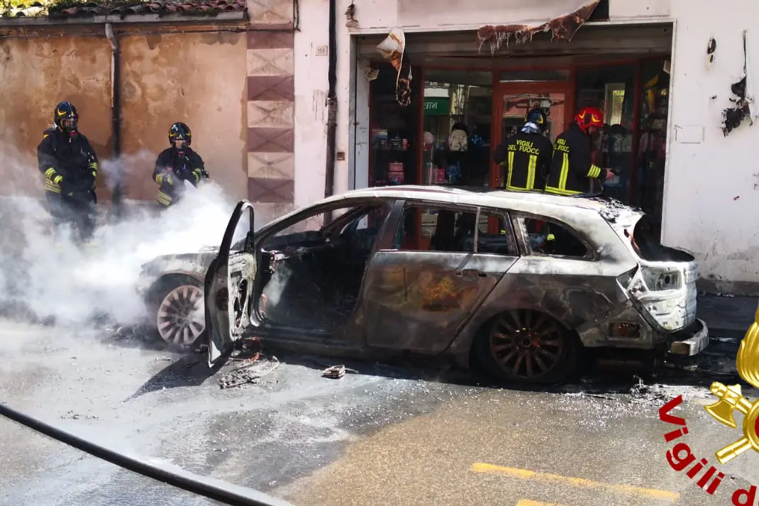 L'auto distrutta e l'insegna divorata dalle fiamme (foto Vigili del fuoco)