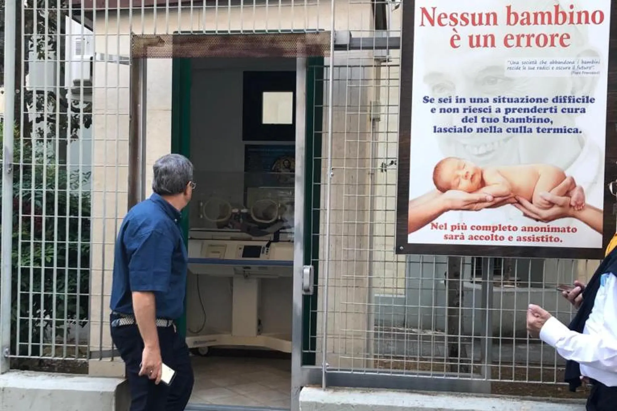 Don Antonio Ruccia di fronte all'ingresso della chiesa di San Giovanni Battista (foto Ansa)