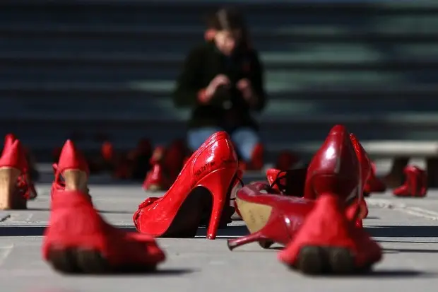 Scarpe rosse, simbolo della lotta alla violenza sulle donne (Ansa)