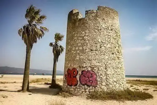 La torre spagnola al Poetto vandalizzata