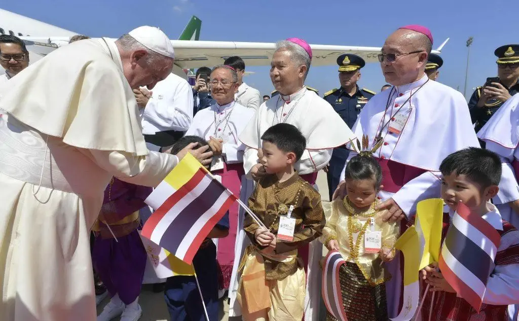 L'accoglienza dei vescovi e dei bimbi thailandesi