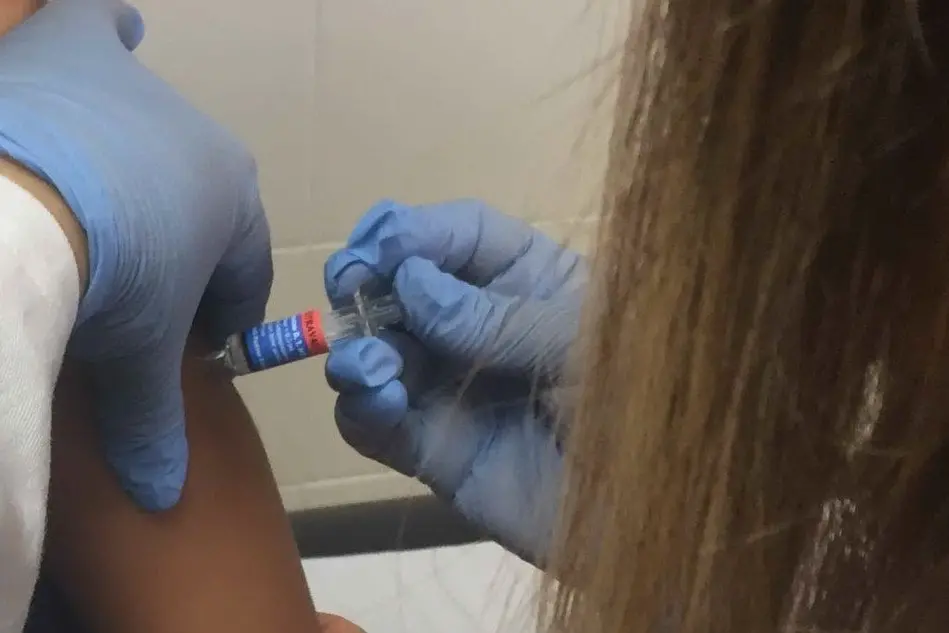 Una vaccinazione (foto L'Unione Sarda - Piras)