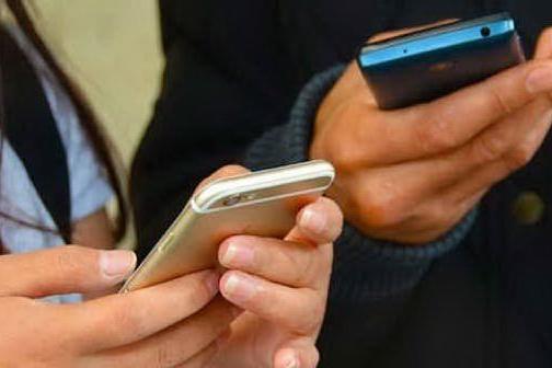 Allarme smartphone: per un ragazzo su due in Italia non c'è vita senza telefonino