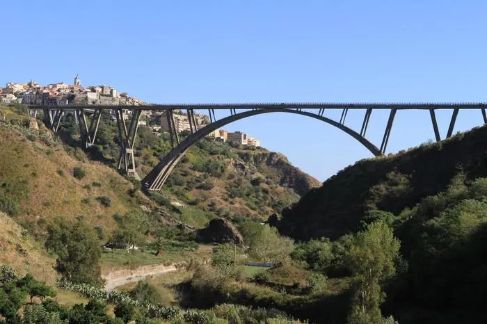 Il ponte Morandi a Catanzaro (Ansa)