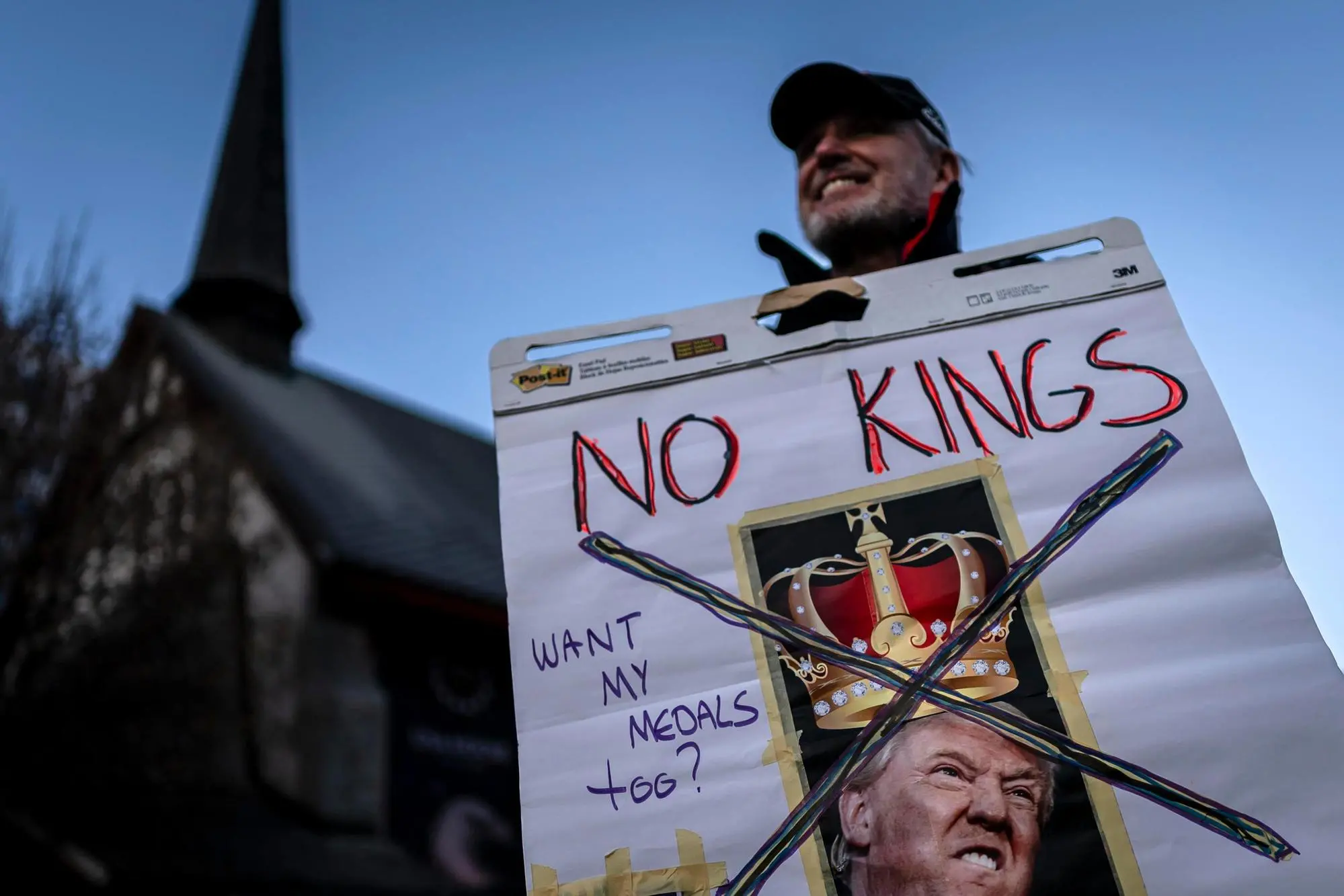 Un uomo protesta a Davos durante il 56° meeting del World Economic Forum (foto EPA/MICHAEL BUHOLZER)