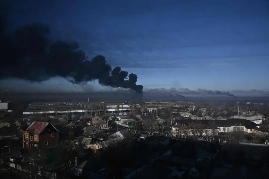 Una colonna di fumo vicino a Kharkiv (Ansa - Afp)