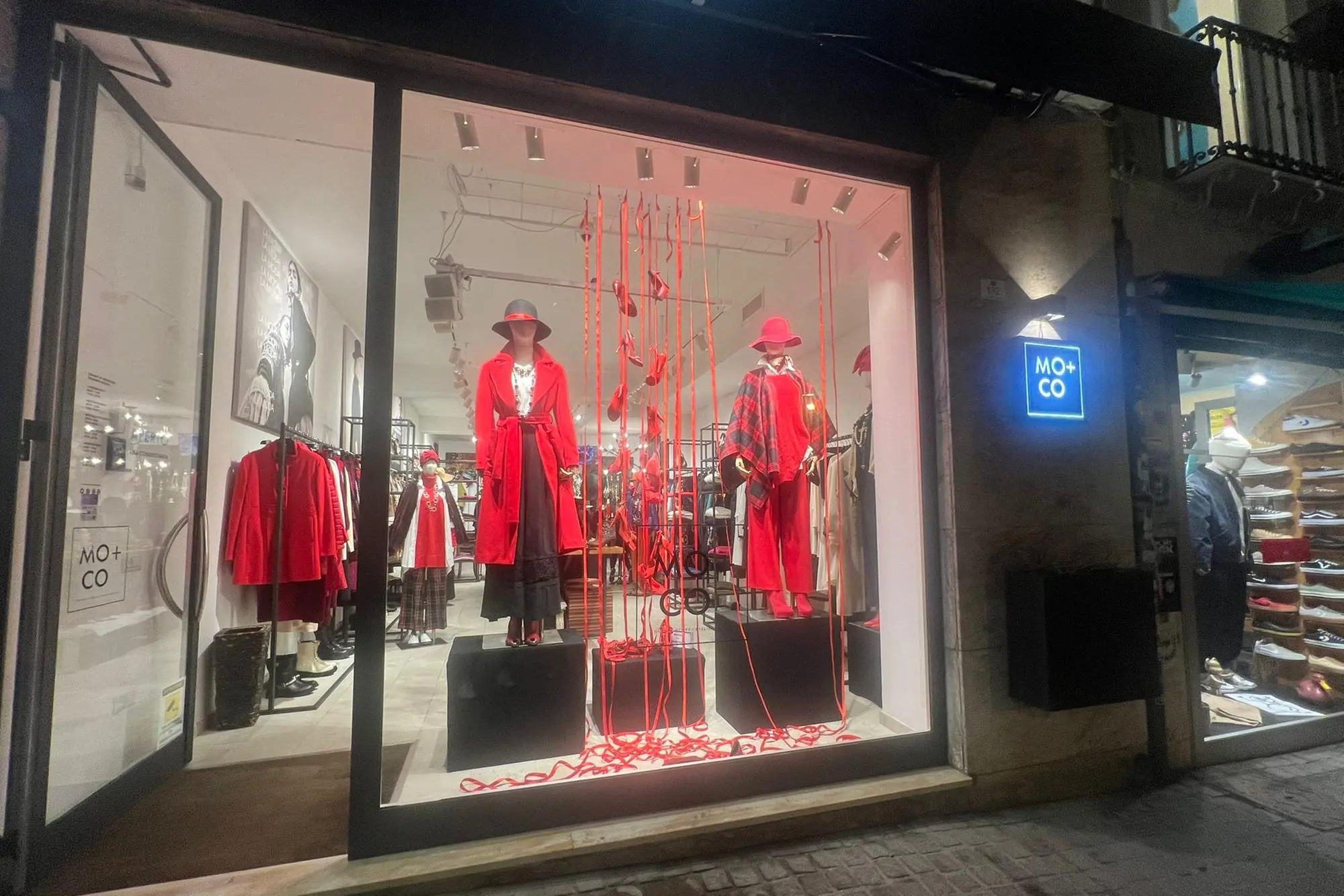 Cagliari, la vetrina di un negozio in via Garibaldi con le scarpette rosse (Fr. Me)