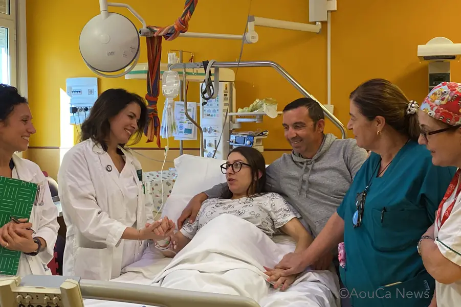 Mamma e papà dopo il parto (foto @AouCagliari)