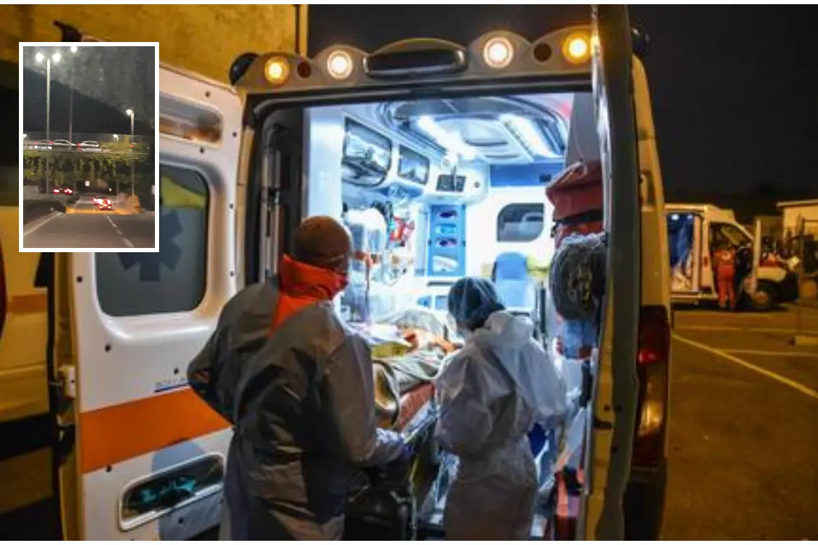 Un'ambulanza (Ansa) e, nel riquadro, le auto in coda sull'Asse mediano a Cagliari (L'Unione Sarda)