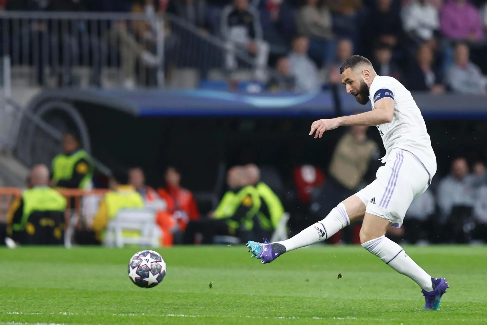 epa10524979 Real Madrid's Karim Benzema in action during the UEFA Champions League round of 16 second leg soccer match between Real Madrid and Liverpool, in Madrid, Spain, 15 March 2023. EPA/RODRIGO JIMENEZ