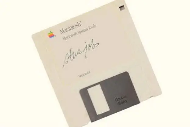 Il floppy disk battuto all'asta (foto @RRAuction)