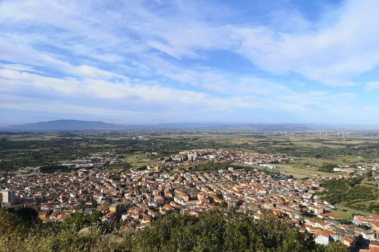 Guspini in una visione dall'alto dal monumento naturale ''Sa Rocca Incuaddigada'' (foto Scanu)