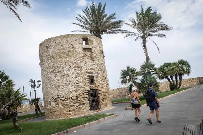 ADR Alghero ex borgo marinaro e meta turistica del nord della Sardegna Costa dei Coralli, Agosto 2023. Panoramica, generica, simbolica, mare, sardegna, turismo ANSA/MATTEO CORNER