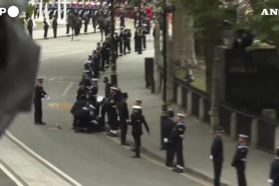 Funerale della regina, un marinaio della Royal Navy sviene