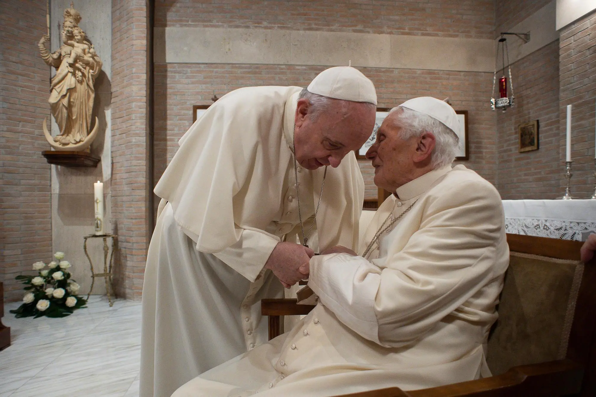Papa Francesco e Joseph Ratzinger (foto Ansa)