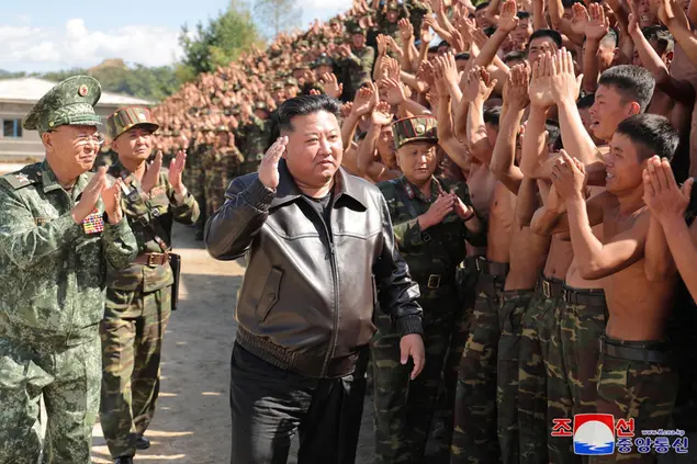 Il leader nordcoreano Kim Jong Un (foto Ansa/Epa)