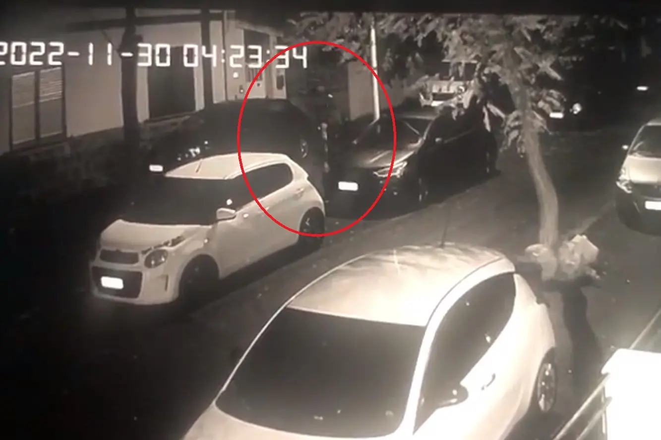 Il ladro di Iglesias in azione (Frame da video)