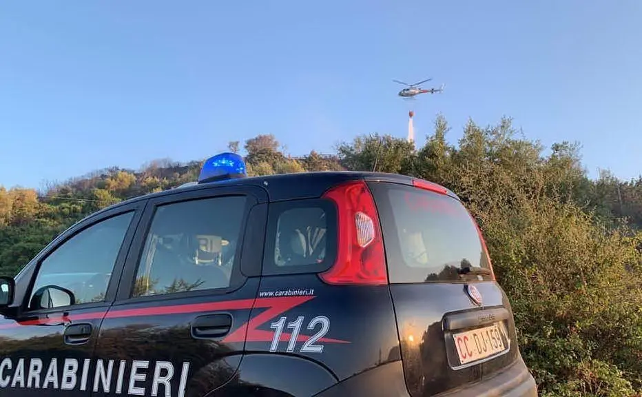 Elicotteri in azione a Cea (Foto Carabinieri)
