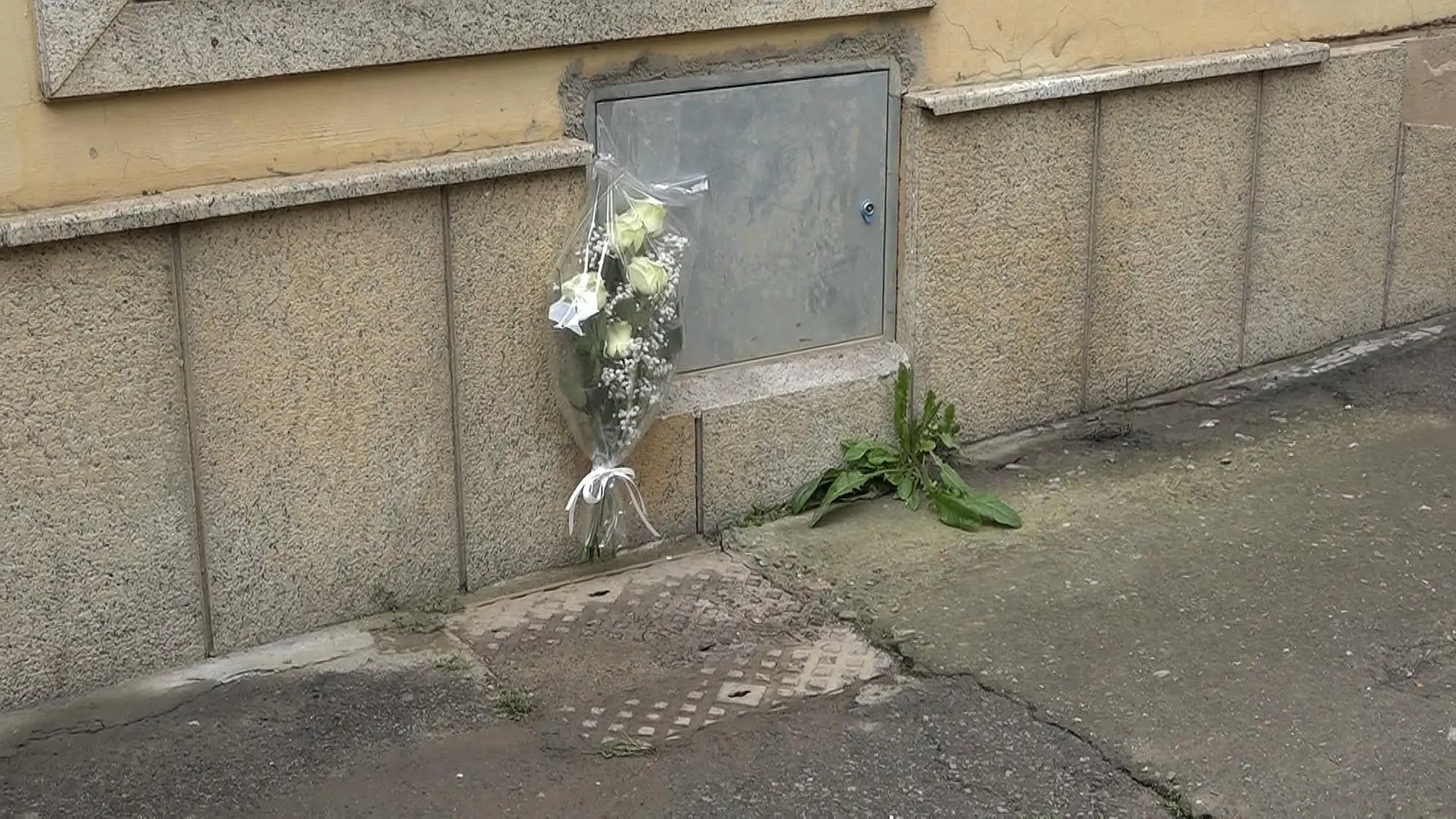 Un mazzo di fiori in via Santa Cecilia a Bari Sardo (foto Locci)