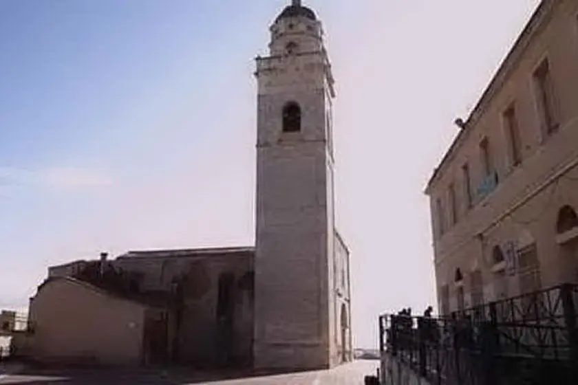 La piazza col vecchio municipio (foto L'Unione Sarda - Serreli)