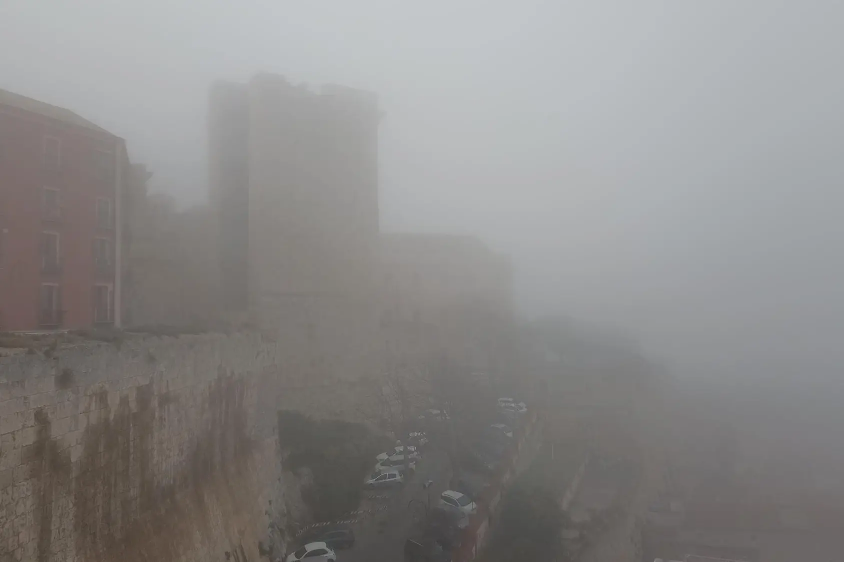 Fitta nebbia a Cagliari (foto Ungari)