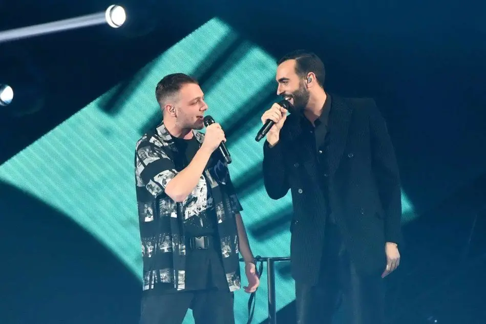 Il duetto tra Anastasio, vincitore di "X Factor", e Marco Mengoni (Ansa)