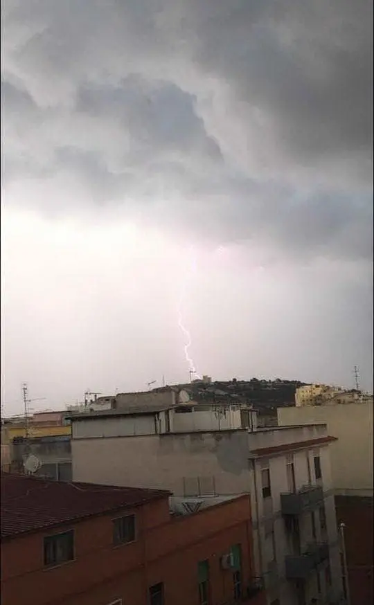 Un fulmine in via Monte Sabotino a Cagliari (Andrea Vargiu)