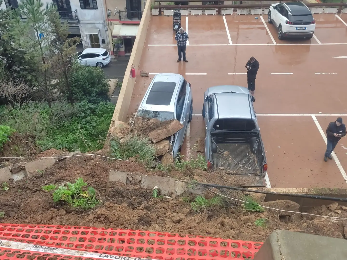 Ciclone Harry, al via la conta dei danni: oggi il Consiglio dei ministri sullo stato d'emergenza - <a href="https://www.unionesarda.it/news-sardegna/sarde Lo smottamento provocato dalle piogge in un parcheggio a Iglesias (foto di Stefano Ardau)