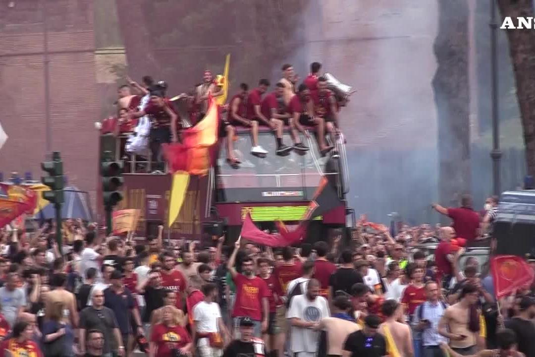 Roma, giro d'onore dopo la vittoria della Conference League