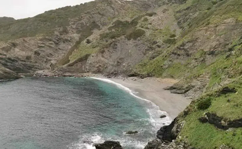 La spiaggia della &quot;Frana&quot; (L'Unione Sarda - Tellini)