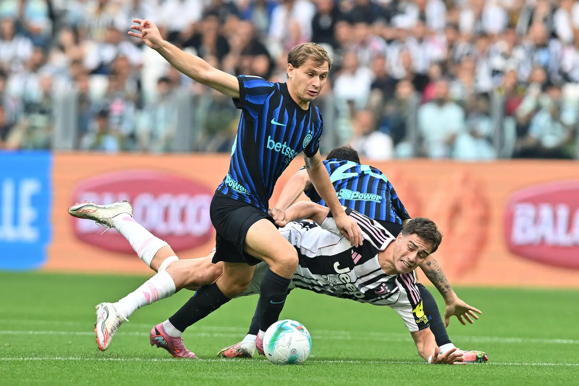 Nicolò Barella e Kenan Yıldız in Juventus-Inter del girone d'andata di Serie A (foto Ansa)