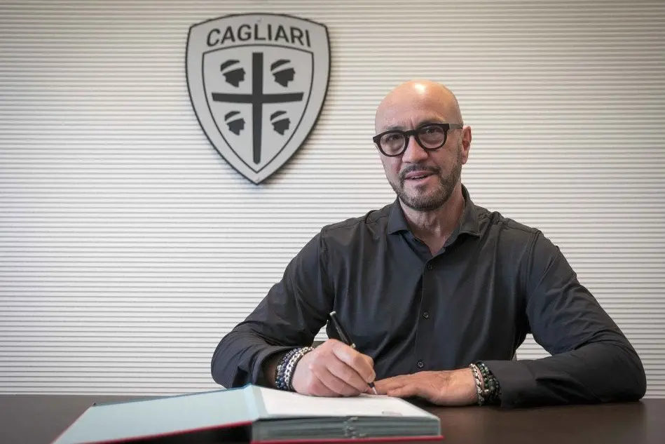 La firma (foto Cagliari Calcio)