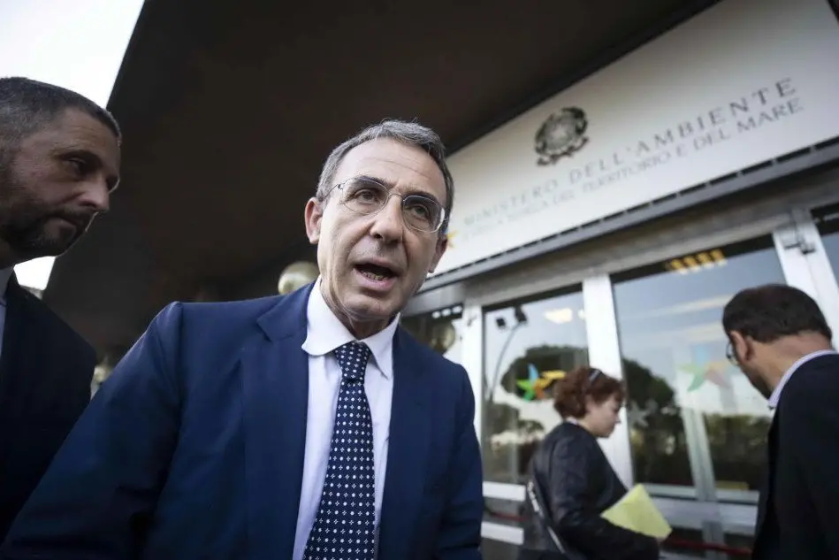 Il ministro dell'Ambiente Sergio Costa davanti alla sede del suo ministero (Ansa)