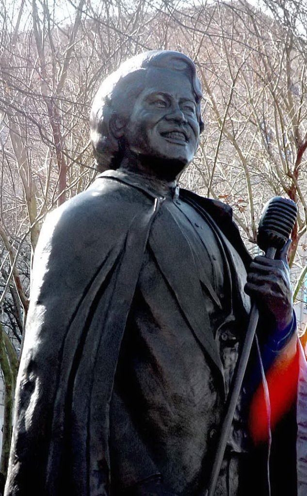 La statua dell'artista ad Augusta (foto Wikipedia)