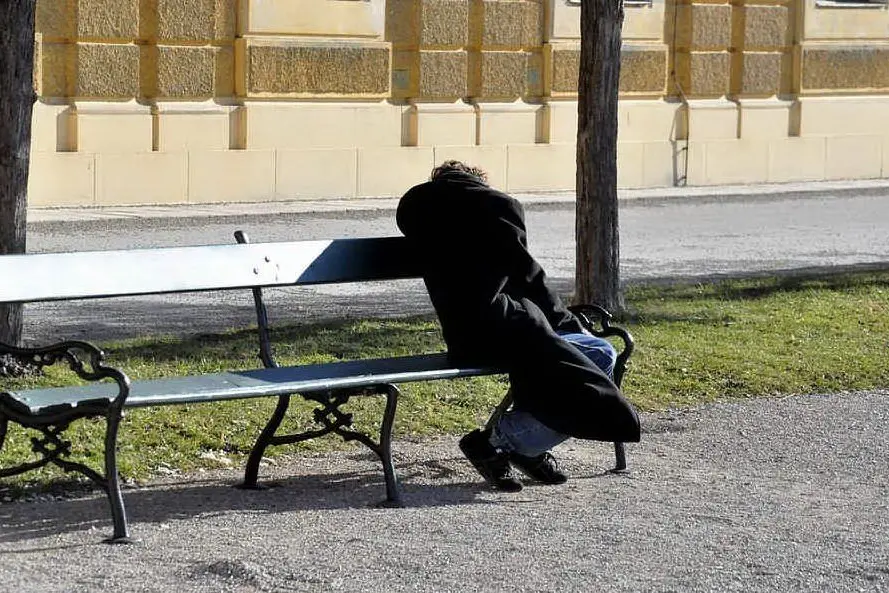 Un senzatetto (foto Pixabay)