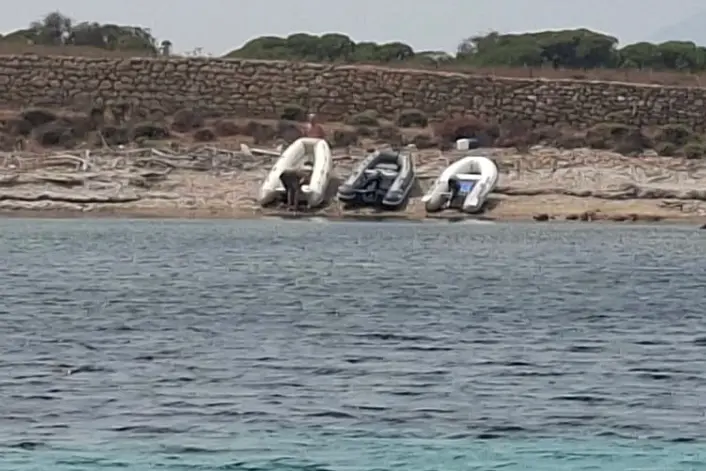 I tre gommoni sulla riva di Cala delle barche napoletane all'Asinara (foto concessa)