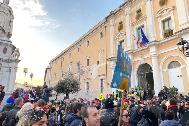 L'allegra invasione in piazza Eleonora (foto Sara Pinna)