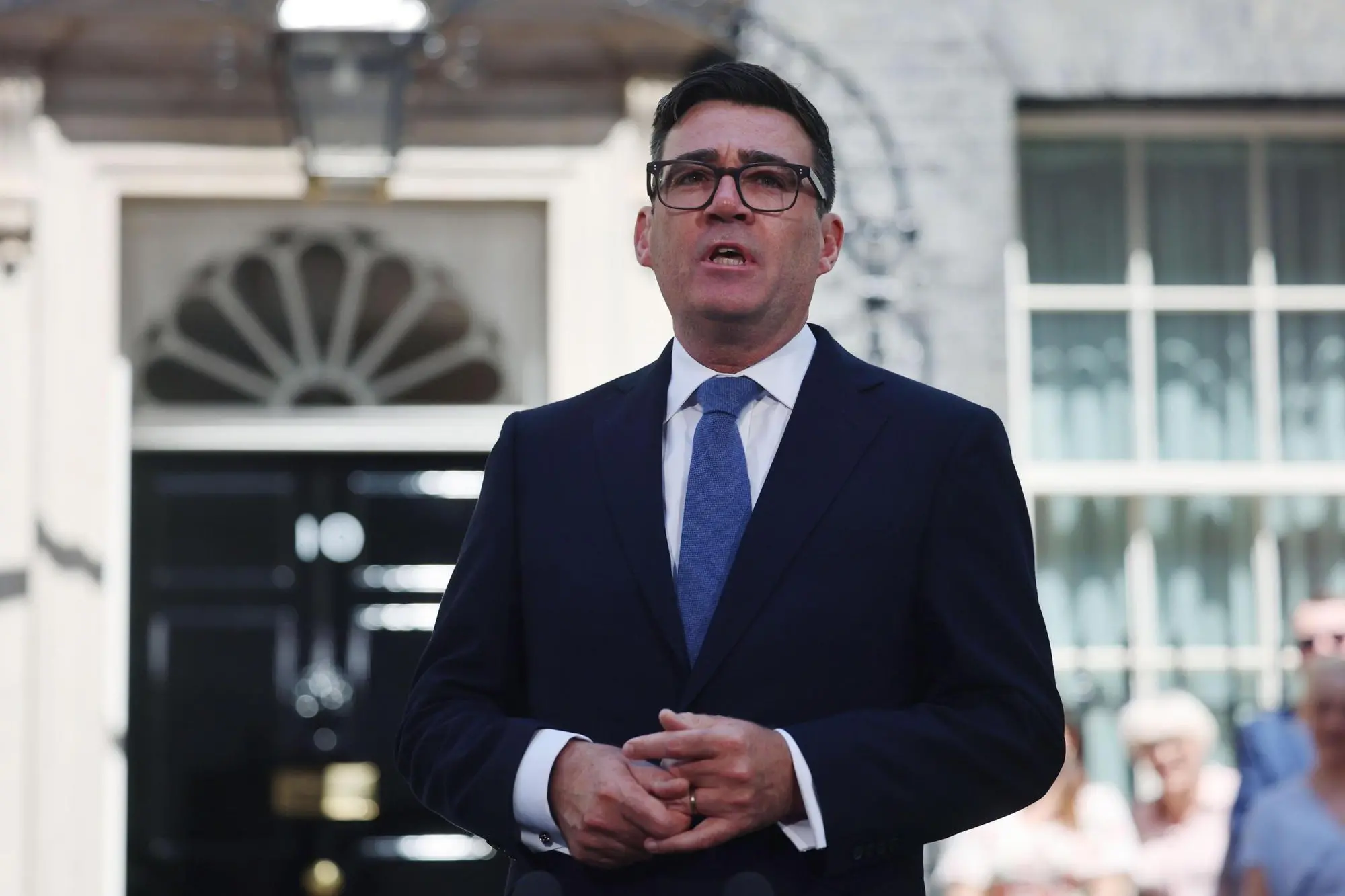 Cambio della guardia a Londra: Burnham premier al posto di Starmer epa13122924 New British Prime Minister Andy Burnham delivers a speech outside 10 Downing Street in London, Britain, 20 July 2026. Burnham became British Prime Minister after Keir Starmer resigned. EPA/ANDY RAIN