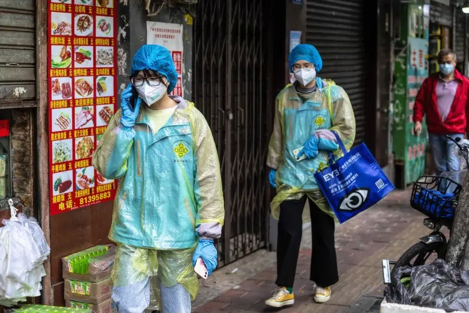 Persone con la mascherina in una città cinese (Ansa)