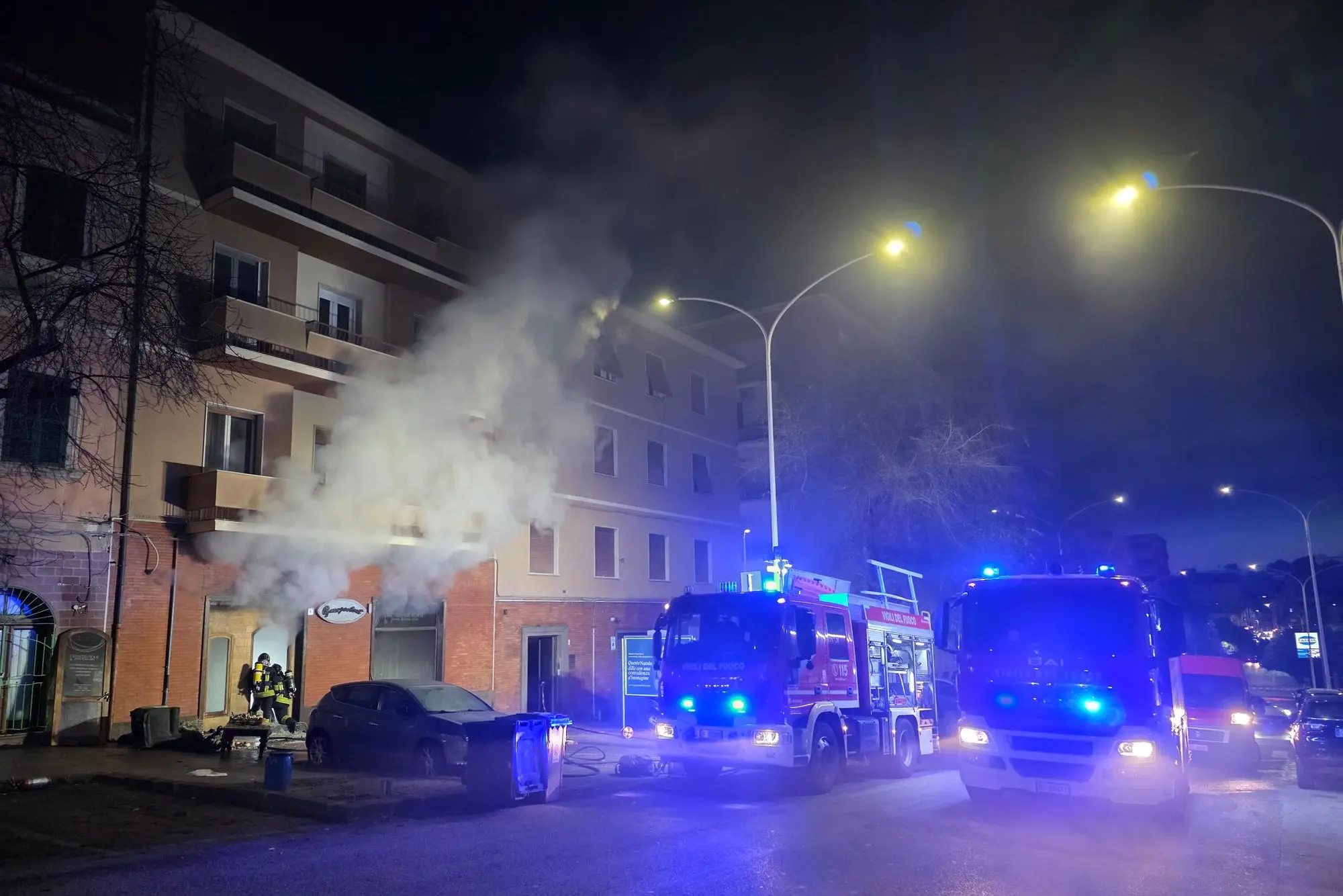 L'incendio in via Asproni (Foto Floris)
