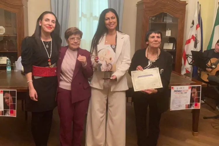 La ricercatrice Antonella Pantaleo , terza da sinistra, durante la premiazione (foto Pala)