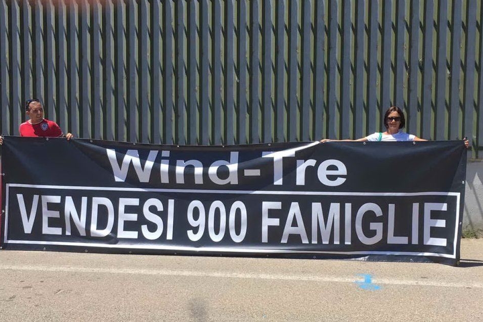 Wind-Tre, quattrocento posti a rischio: la protesta all'esterno dello stadio Sant'Elia